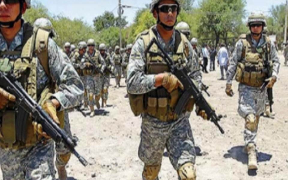 Al insertar al militar en una estructura civil y dirigida por una fracción política que este desconoce, fácilmente lo lleva con intención a formar parte en la participación directa en proselitismo político