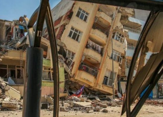 una persona murió y varias decenas resultaron heridas este lunes tras un terremoto de magnitud 5,6 en el este de Turquía, informó la agencia pública de gestión de catástrofes