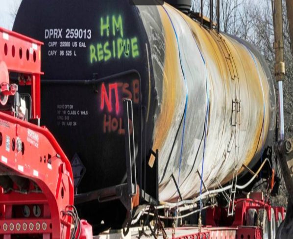 Los desechos líquidos que ya fueron transportados en camiones desde East Palestine se eliminarán en una instalación autorizada de tratamiento y eliminación de desechos peligrosos en Texas, pero tal instalación no aceptará más desechos líquidos, de acuerdo con la oficina del gobernador de Ohio.