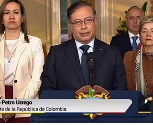 Los titulares de Educación, Cultura y Deportes fueron destituidos sorpresivamente por el presidente de Colombia, quien no explicó los motivos de los cambios.