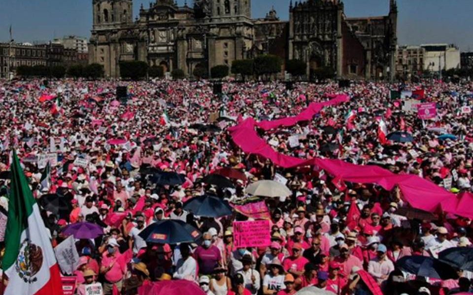 Una reforma del órgano electoral aprobada por el oficialismo en el Congreso provocó que decenas de miles de personas protestaran