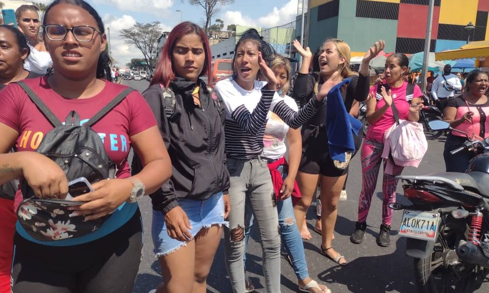 En Caracas se vivieron momentos de angustia cuando un grupo de comerciantes informales, llamados Buhoneros marcharon por el bulevar de Catia, al oeste de la capital y se enfrentaron a los agentes del orden público en reclamo de espacios para trabajar.