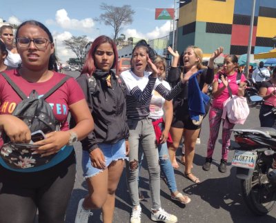 En Caracas se vivieron momentos de angustia cuando un grupo de comerciantes informales, llamados Buhoneros marcharon por el bulevar de Catia, al oeste de la capital y se enfrentaron a los agentes del orden público en reclamo de espacios para trabajar.