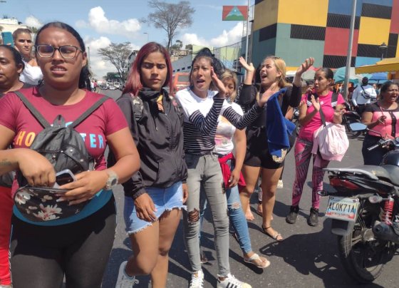 En Caracas se vivieron momentos de angustia cuando un grupo de comerciantes informales, llamados Buhoneros marcharon por el bulevar de Catia, al oeste de la capital y se enfrentaron a los agentes del orden público en reclamo de espacios para trabajar.