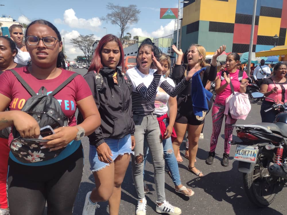 En Caracas se vivieron momentos de angustia cuando un grupo de comerciantes informales, llamados Buhoneros marcharon por el bulevar de Catia, al oeste de la capital y se enfrentaron a los agentes del orden público en reclamo de espacios para trabajar.