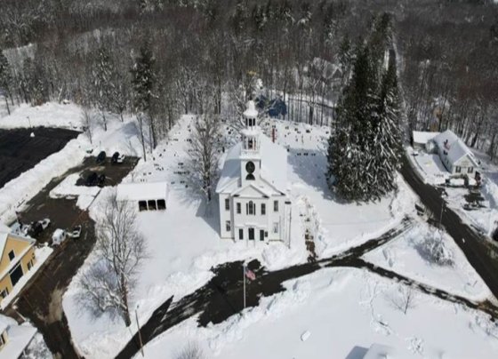 Un río atmosférico arrojó más lluvias torrenciales sobre California el pasado miércoles, lo que obligó a evacuaciones, cortes de energía y cierres de carreteras, mientras que los restos de una poderosa ventisca del noreste enterraron gran parte del norte del estado de Nueva York y Nueva Inglaterra bajo la nieve.
