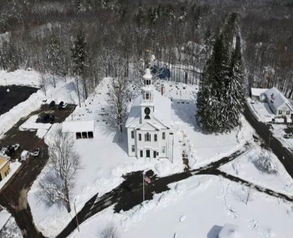 Un río atmosférico arrojó más lluvias torrenciales sobre California el pasado miércoles, lo que obligó a evacuaciones, cortes de energía y cierres de carreteras, mientras que los restos de una poderosa ventisca del noreste enterraron gran parte del norte del estado de Nueva York y Nueva Inglaterra bajo la nieve.