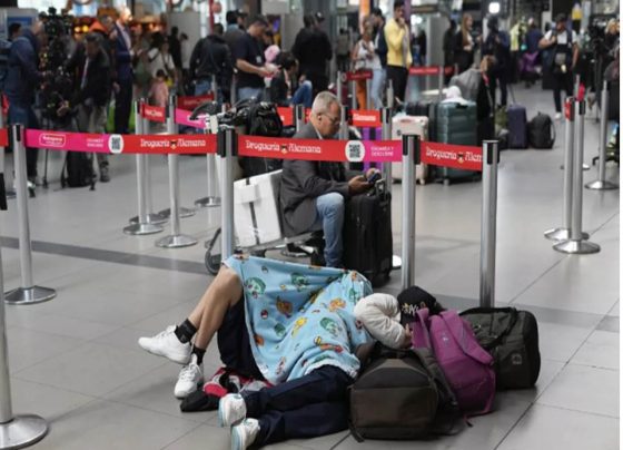Francisco Lalinde, presidente interino de Viva Air, aseguró que la aerolínea va a entrar en un proceso de liquidación y que no tiene capacidad para devolver el dinero a los pasajeros. Explicó que el plan de contingencia está a cargo de la Aeronáutica Civil y otras aerolíneas que están dando cupos en sus vuelos para los pasajeros afectados.