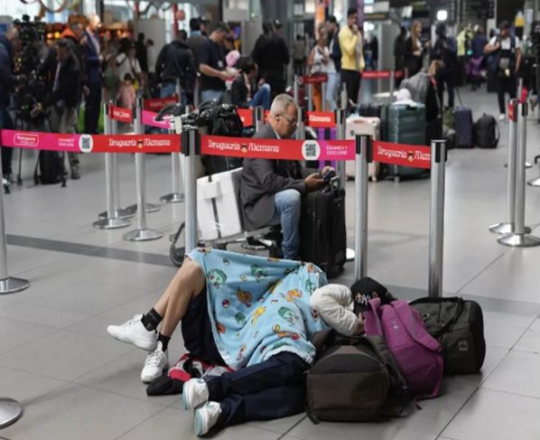 Francisco Lalinde, presidente interino de Viva Air, aseguró que la aerolínea va a entrar en un proceso de liquidación y que no tiene capacidad para devolver el dinero a los pasajeros. Explicó que el plan de contingencia está a cargo de la Aeronáutica Civil y otras aerolíneas que están dando cupos en sus vuelos para los pasajeros afectados.