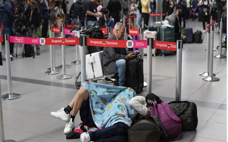 Francisco Lalinde, presidente interino de Viva Air, aseguró que la aerolínea va a entrar en un proceso de liquidación y que no tiene capacidad para devolver el dinero a los pasajeros. Explicó que el plan de contingencia está a cargo de la Aeronáutica Civil y otras aerolíneas que están dando cupos en sus vuelos para los pasajeros afectados.