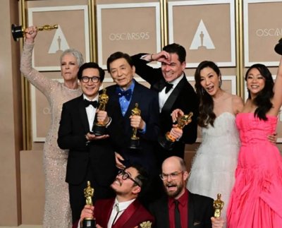 El elenco y el equipo de "Everything Everywhere All at Once" Michelle Yeoh, Ke Huy Quan, Stephanie Hsu, Jamie Lee Curtis , James Hong, Daniel Kwan, Daniel Scheinert, Jonathan Wang posan con sus trofeos Oscar, son parte de los ganadores de la 95 entrega anual de los Premios de la Academia en el Dolby Theatre de Hollywood, California.