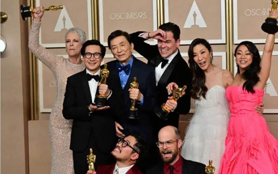 El elenco y el equipo de "Everything Everywhere All at Once" Michelle Yeoh, Ke Huy Quan, Stephanie Hsu, Jamie Lee Curtis , James Hong, Daniel Kwan, Daniel Scheinert, Jonathan Wang posan con sus trofeos Oscar, son parte de los ganadores de la 95 entrega anual de los Premios de la Academia en el Dolby Theatre de Hollywood, California.