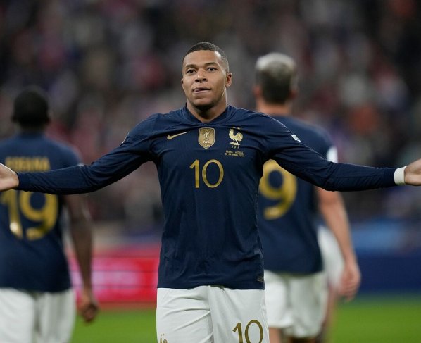 El astro del París Saint Germain Kylian Mbappe será el nuevo capitán de la selección francesa por decisión del seleccionador Didier Deschamps, indicó una fuente cercana a los 'Bleus', confirmando una información de los diarios L'Equipe y Le Figaro.
