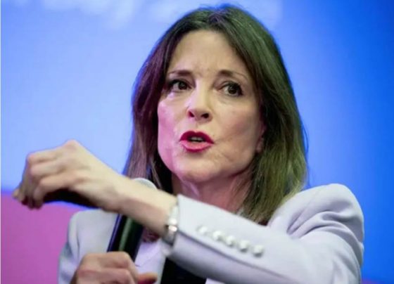 La demócrata Marianne Williamson, autora de varios libros de autoayuda, anunció su candidatura a lograr la nominación del partido Demócrata en el proceso de primarias para las elecciones presidenciales de 2024, con lo que se convierte en la primera rival importante de Biden en esta disputa.