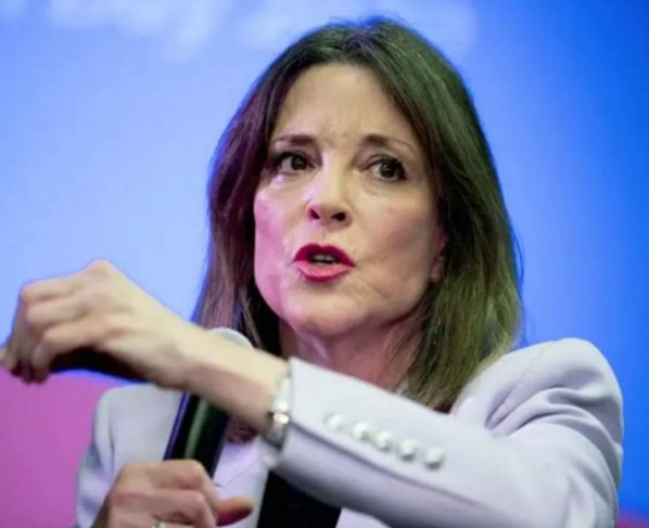 La demócrata Marianne Williamson, autora de varios libros de autoayuda, anunció su candidatura a lograr la nominación del partido Demócrata en el proceso de primarias para las elecciones presidenciales de 2024, con lo que se convierte en la primera rival importante de Biden en esta disputa.