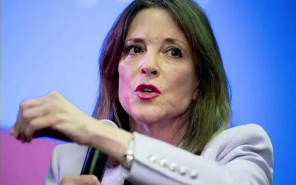 La demócrata Marianne Williamson, autora de varios libros de autoayuda, anunció su candidatura a lograr la nominación del partido Demócrata en el proceso de primarias para las elecciones presidenciales de 2024, con lo que se convierte en la primera rival importante de Biden en esta disputa.