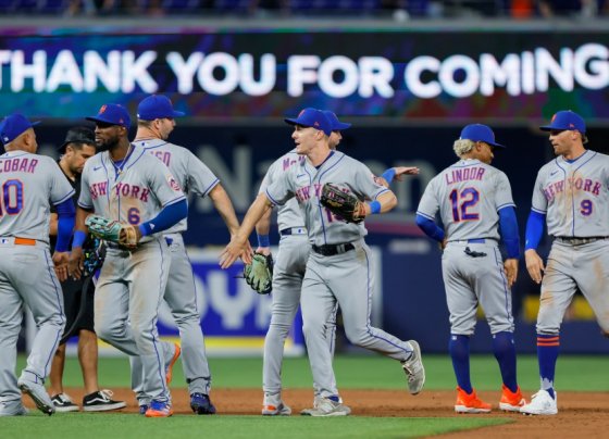 Brandon Nimmo quebró la igualdad en el séptimo episodio mediante un doblete de dos carreras, para que Max Scherzer y los Mets de Nueva York se impusieran el jueves 5-3 sobre los Marlins de Miami.