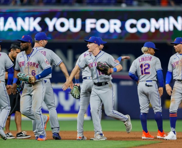 Brandon Nimmo quebró la igualdad en el séptimo episodio mediante un doblete de dos carreras, para que Max Scherzer y los Mets de Nueva York se impusieran el jueves 5-3 sobre los Marlins de Miami.