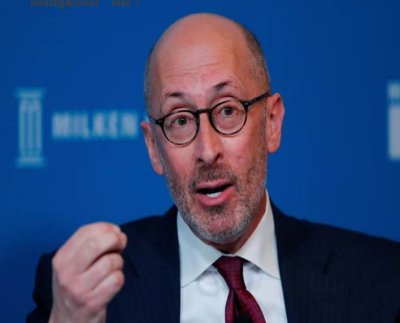 SVB Financial Group (SIVB.O) y dos altos ejecutivos fueron demandados por accionistas que los acusaron de ocultar cómo el aumento de las tasas de interés dejaría a su unidad Silicon Valley Bank, que quebró la semana pasada, "particularmente susceptible" a una corrida bancaria.