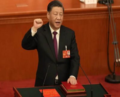 Un tercer mandato de cinco años como mandatario de China, recibió Xi Jinping, el presidente chino, con lo que se encamina a permanecer en el poder de por vida en un momento de graves desafíos económicos y crecientes tensiones con Estados Unidos y otros países.