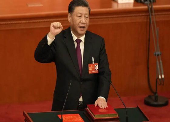 Un tercer mandato de cinco años como mandatario de China, recibió Xi Jinping, el presidente chino, con lo que se encamina a permanecer en el poder de por vida en un momento de graves desafíos económicos y crecientes tensiones con Estados Unidos y otros países.