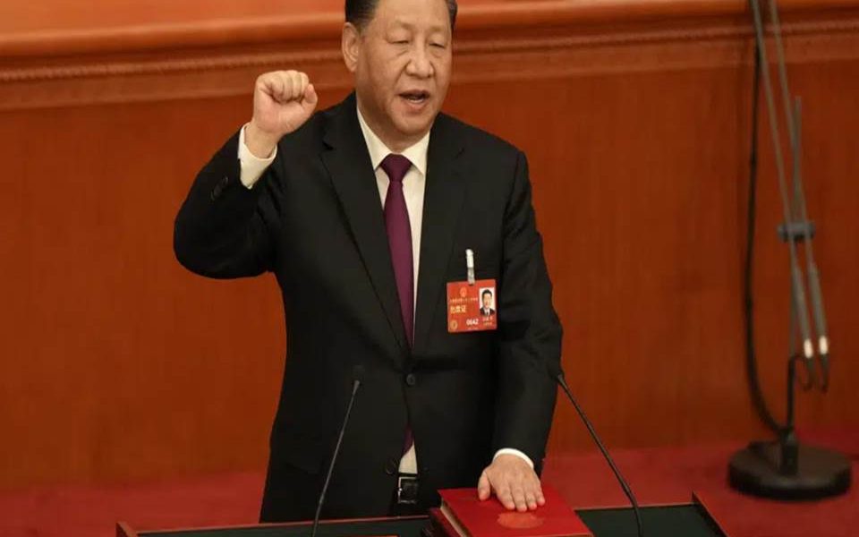 Un tercer mandato de cinco años como mandatario de China, recibió Xi Jinping, el presidente chino, con lo que se encamina a permanecer en el poder de por vida en un momento de graves desafíos económicos y crecientes tensiones con Estados Unidos y otros países.