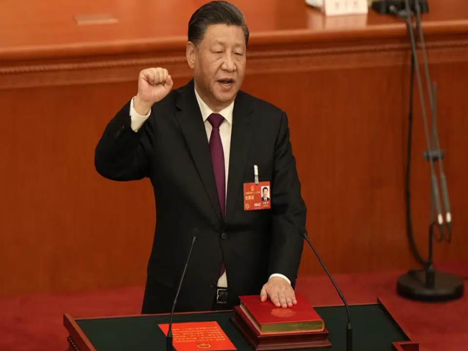 Un tercer mandato de cinco años como mandatario de China, recibió Xi Jinping, el presidente chino, con lo que se encamina a permanecer en el poder de por vida en un momento de graves desafíos económicos y crecientes tensiones con Estados Unidos y otros países.