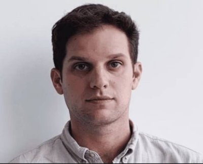 Evan Gershkovich, de 31 años, fue detenido en Yekaterimburgo, la cuarta ciudad más grande de Rusia, a unos 1.670 kilómetros al este de Moscú. El Servicio Federal de Seguridad lo acusó de tratar de obtener información confidencial.