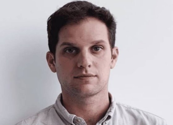 Evan Gershkovich, de 31 años, fue detenido en Yekaterimburgo, la cuarta ciudad más grande de Rusia, a unos 1.670 kilómetros al este de Moscú. El Servicio Federal de Seguridad lo acusó de tratar de obtener información confidencial.
