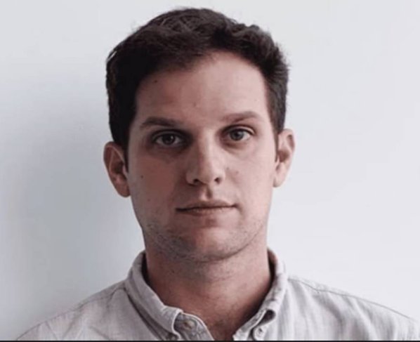 Evan Gershkovich, de 31 años, fue detenido en Yekaterimburgo, la cuarta ciudad más grande de Rusia, a unos 1.670 kilómetros al este de Moscú. El Servicio Federal de Seguridad lo acusó de tratar de obtener información confidencial.