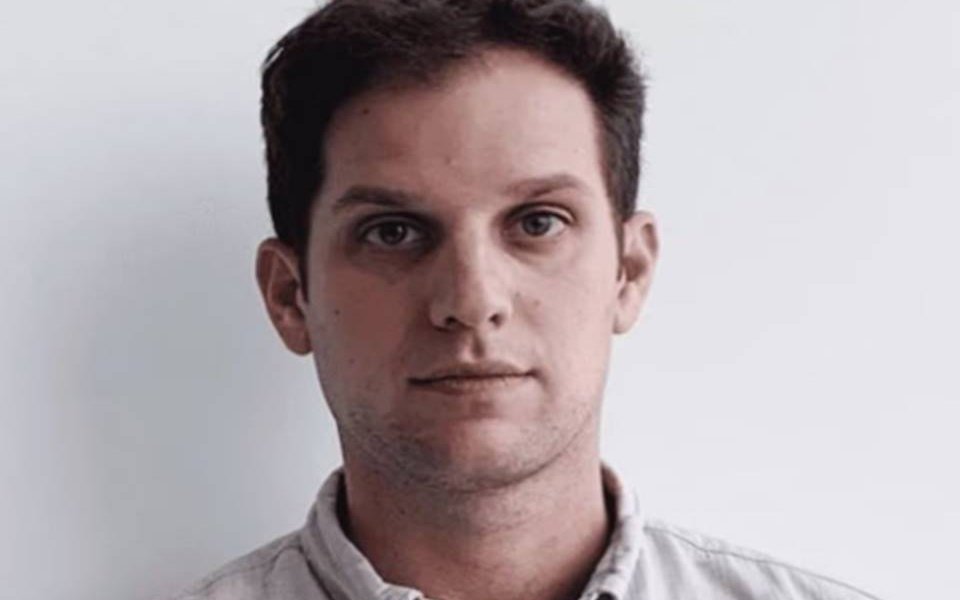Evan Gershkovich, de 31 años, fue detenido en Yekaterimburgo, la cuarta ciudad más grande de Rusia, a unos 1.670 kilómetros al este de Moscú. El Servicio Federal de Seguridad lo acusó de tratar de obtener información confidencial.