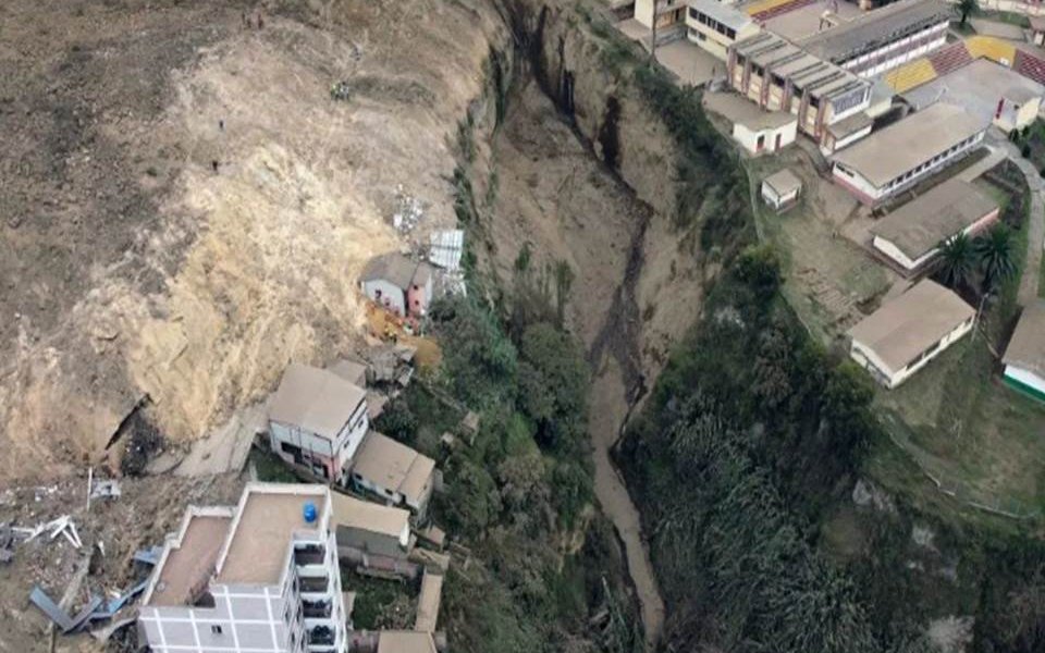 23 heridos, 46 desaparecidos y 500 personas afectadas por el deslave ocurrido el pasado domingo en Alausí, provincia de Chimborazo, determinó el último reporte del Servicio Nacional de Gestión de Riesgos de Ecuador El Gobierno de Ecuador.