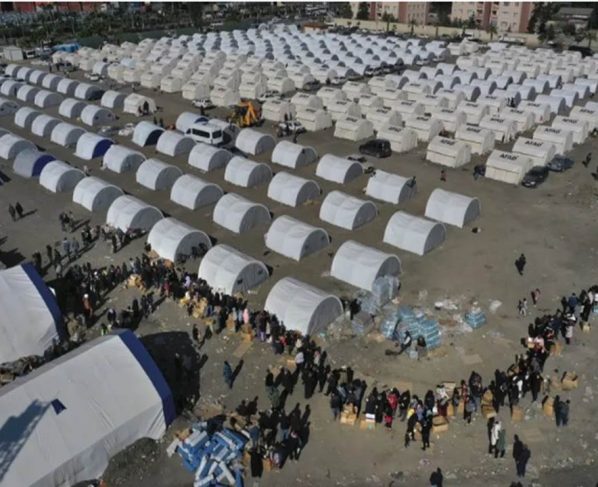 Alrededor de dos millones de sobrevivientes han sido alojados en albergues temporales o evacuados de la región devastada por el sismo, según cifras del gobierno turco.