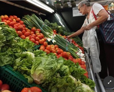 La tasa de inflación anual de Argentina superó el 100% en febrero, afirmó la agencia de estadísticas del país, la primera vez que alcanza los tres dígitos desde 1991, cuando el país estaba saliendo de la hiperinflación.