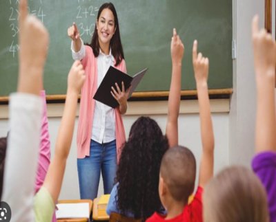 porque mientras el educador está reclamando sus derechos, está igualmente enseñando. Enseñando respeto, dignidad y equidad.