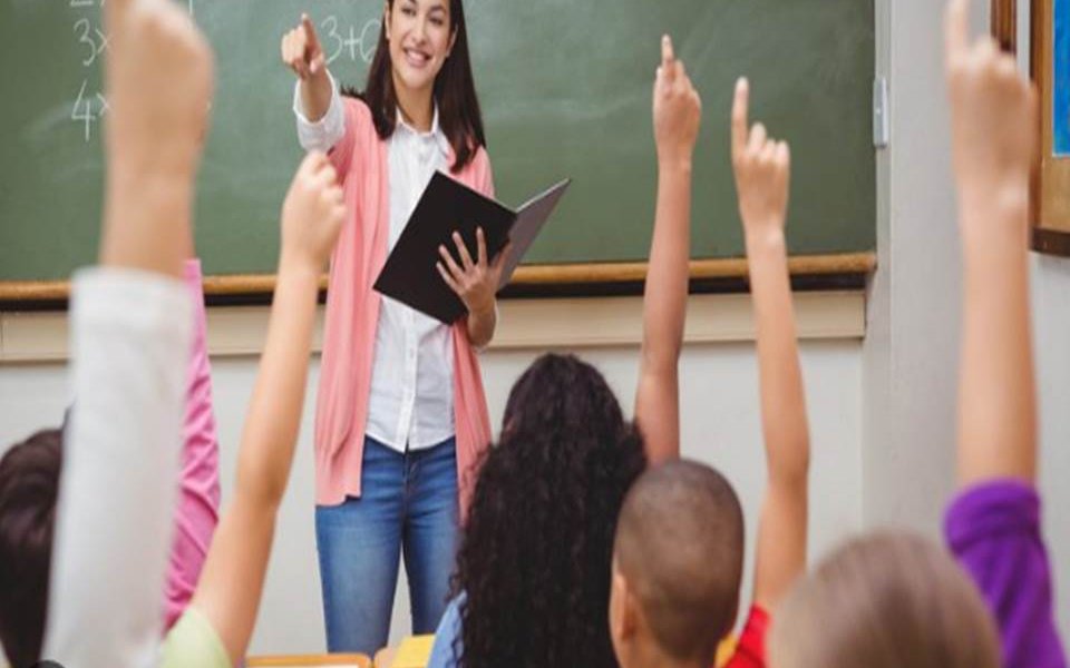 porque mientras el educador está reclamando sus derechos, está igualmente enseñando. Enseñando respeto, dignidad y equidad.
