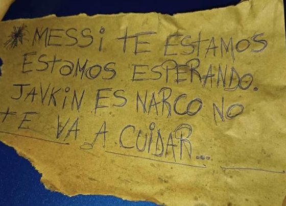Dos hombres a bordo de una moto arribaron al lugar esta madrugada; uno de los sospechosos bajó, arrojó un papel con un mensaje y disparó 14 veces; un testigo presencial narró la escena.