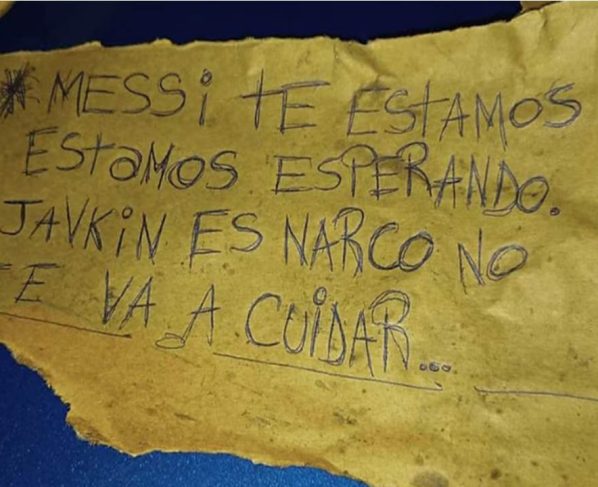 Dos hombres a bordo de una moto arribaron al lugar esta madrugada; uno de los sospechosos bajó, arrojó un papel con un mensaje y disparó 14 veces; un testigo presencial narró la escena.