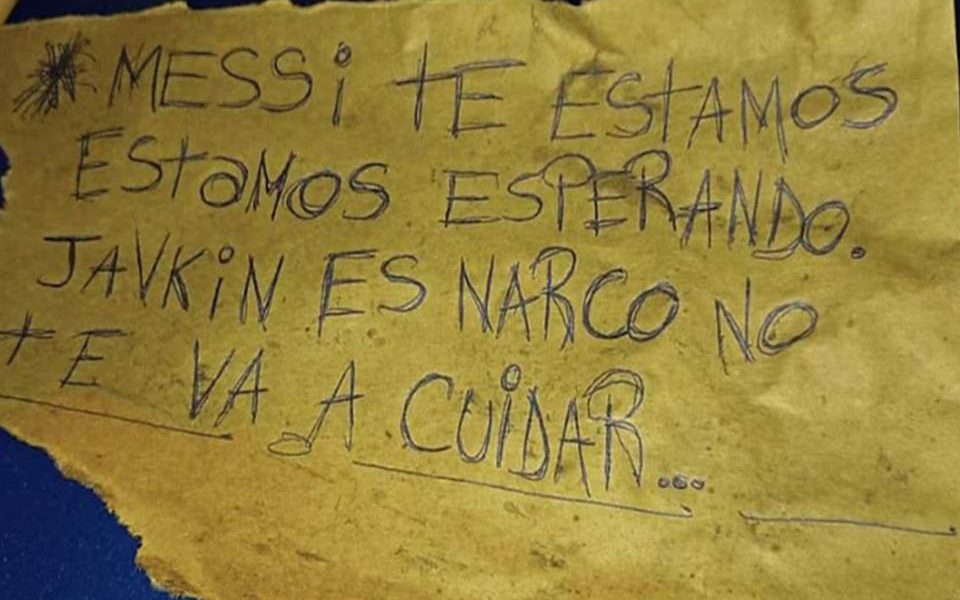 Dos hombres a bordo de una moto arribaron al lugar esta madrugada; uno de los sospechosos bajó, arrojó un papel con un mensaje y disparó 14 veces; un testigo presencial narró la escena.