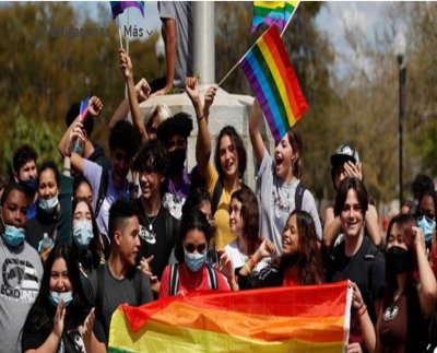 Florida busca ampliar su prohibición de enseñar a los niños pequeños sobre temas de orientación sexual e identidad de género para incluir a todos los estudiantes en sus escuelas públicas bajo una nueva regla que se someterá a votación en la Junta de Educación del estado el próximo mes.