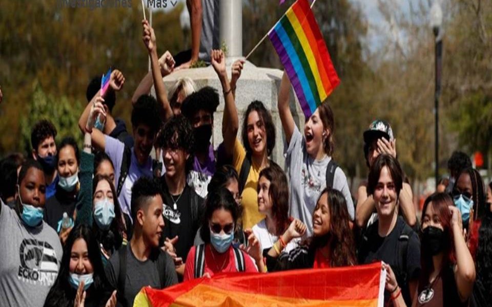 Florida busca ampliar su prohibición de enseñar a los niños pequeños sobre temas de orientación sexual e identidad de género para incluir a todos los estudiantes en sus escuelas públicas bajo una nueva regla que se someterá a votación en la Junta de Educación del estado el próximo mes.