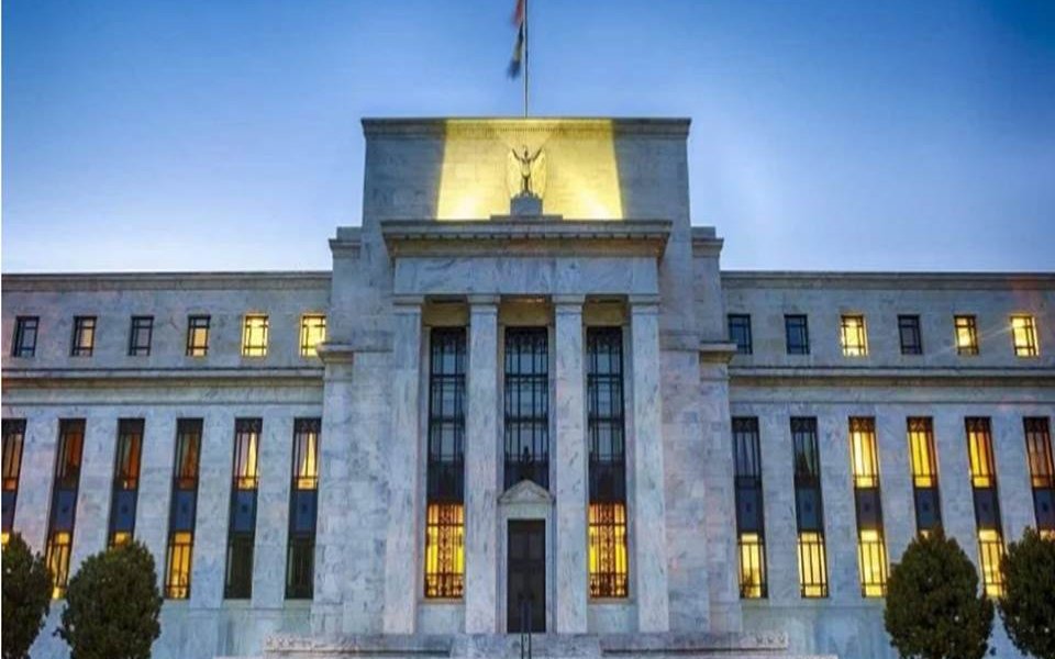 La Reserva Federal de los Estados Unidos (FED), el Banco de Canadá, el Banco de Inglaterra, el Banco de Japón, el Banco Central Europeo y el Banco Nacional Suizo anunciaron hoy una acción coordinada para mejorar la provisión de liquidez a través de acuerdos permanentes de líneas de intercambio (swaps de liquidez), en dólares estadounidenses, según informó hoy el organismo.