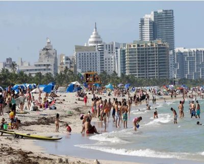 Miles de jóvenes se reunieron en las playas de Miami para celebrar las vacaciones de primavera Spring Break y la presencia policial parece haber mantenido el orden ante el temor de que vuelvan a ocurrir desórdenes como en años anteriores.