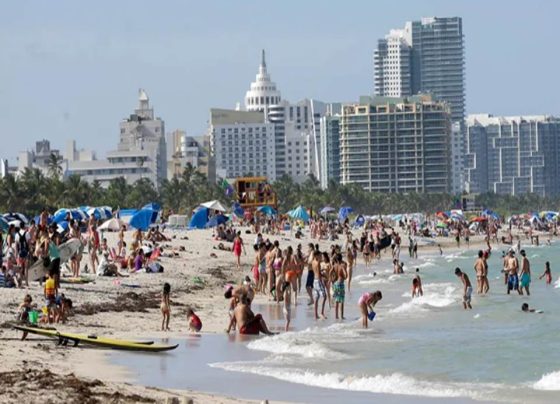 Miles de jóvenes se reunieron en las playas de Miami para celebrar las vacaciones de primavera Spring Break y la presencia policial parece haber mantenido el orden ante el temor de que vuelvan a ocurrir desórdenes como en años anteriores.