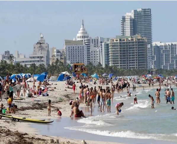 Miles de jóvenes se reunieron en las playas de Miami para celebrar las vacaciones de primavera Spring Break y la presencia policial parece haber mantenido el orden ante el temor de que vuelvan a ocurrir desórdenes como en años anteriores.