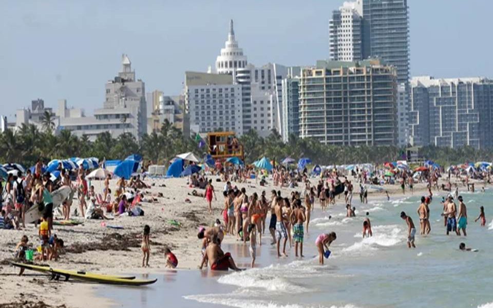 Miles de jóvenes se reunieron en las playas de Miami para celebrar las vacaciones de primavera Spring Break y la presencia policial parece haber mantenido el orden ante el temor de que vuelvan a ocurrir desórdenes como en años anteriores.
