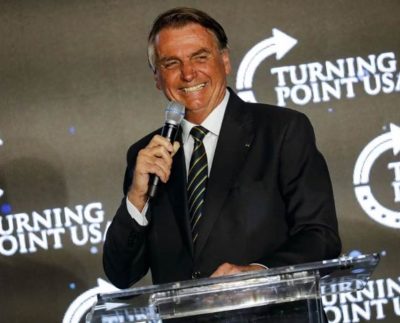 El expresidente implicó a tres ministerios en gestiones para recuperar el collar y los pendientes de diamantes, valorados en tres millones de euros