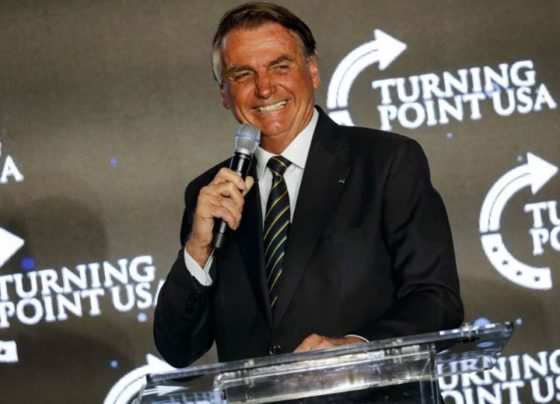 El expresidente implicó a tres ministerios en gestiones para recuperar el collar y los pendientes de diamantes, valorados en tres millones de euros