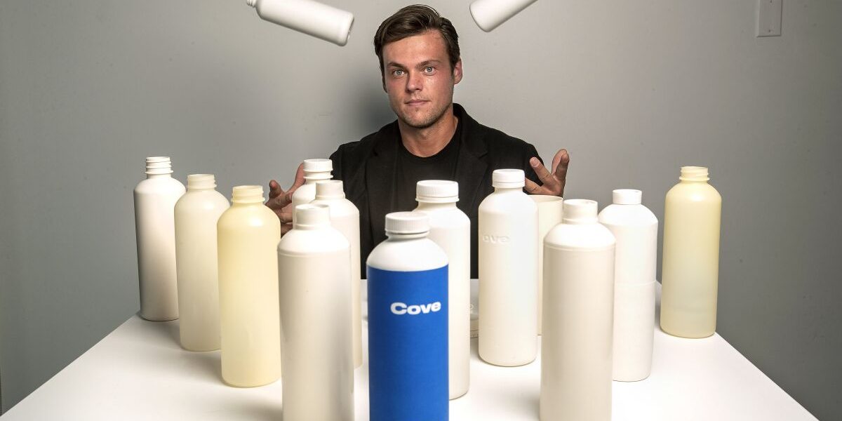 Esta primera botella de agua biodegradable, fue creada por Cove, empresa fundada en 2017 para abordar el creciente problema del plástico. Instaló su sede en California porque es un estado líder en sustentabilidad y en energía limpia y renovable.