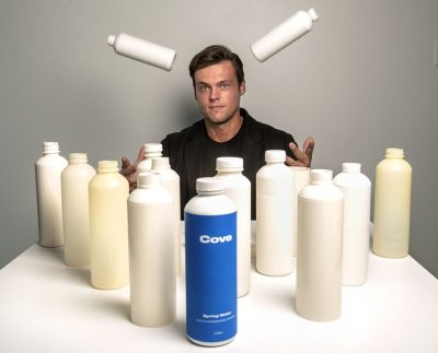 Esta primera botella de agua biodegradable, fue creada por Cove, empresa fundada en 2017 para abordar el creciente problema del plástico. Instaló su sede en California porque es un estado líder en sustentabilidad y en energía limpia y renovable.